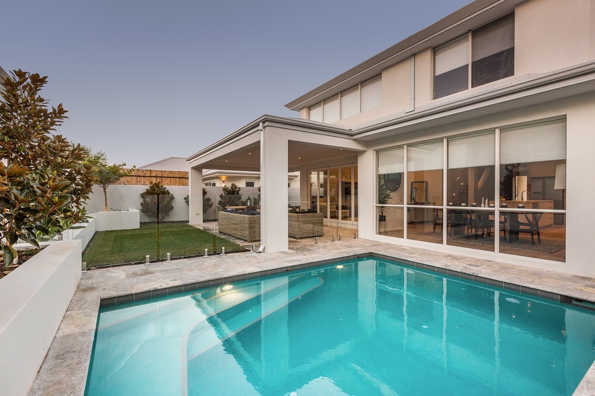 Perth poolside landscaping using Travertine